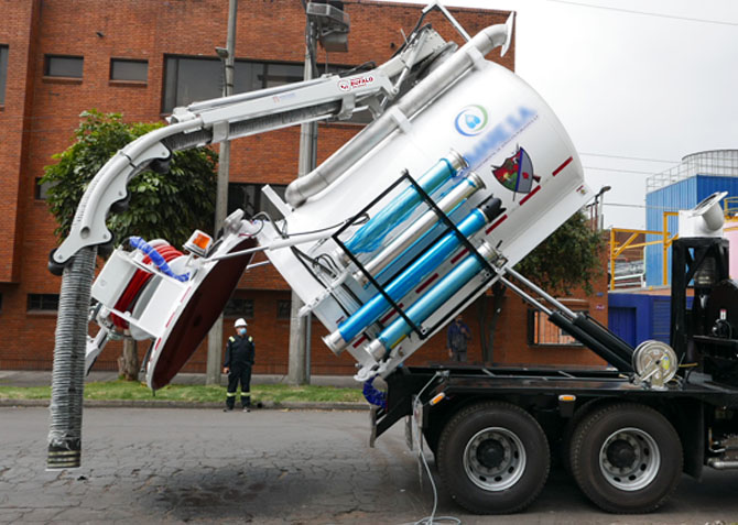 camion cisterna para mantenimiento de alcantarillado